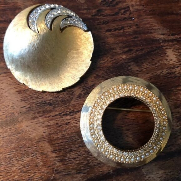 Two Vintage Brushed Gold Brooches - Picture 2 of 10
